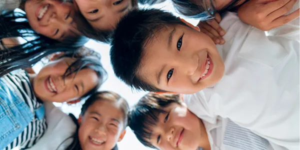 列車の運転を体験する子どものようす