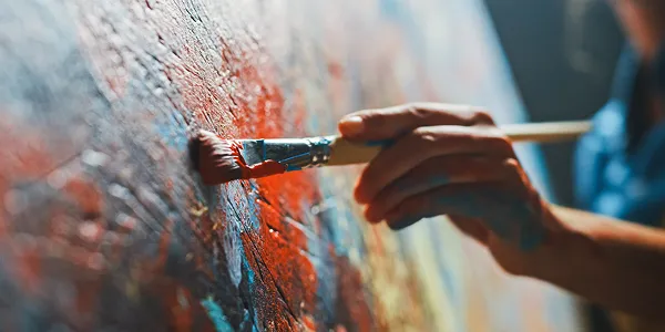 三角笠を被り法被を着た踊り子たちのようす