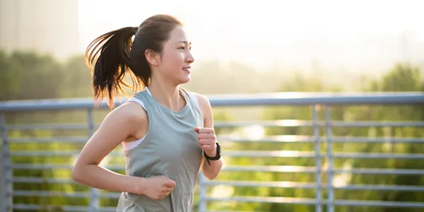 談笑する人々のようす